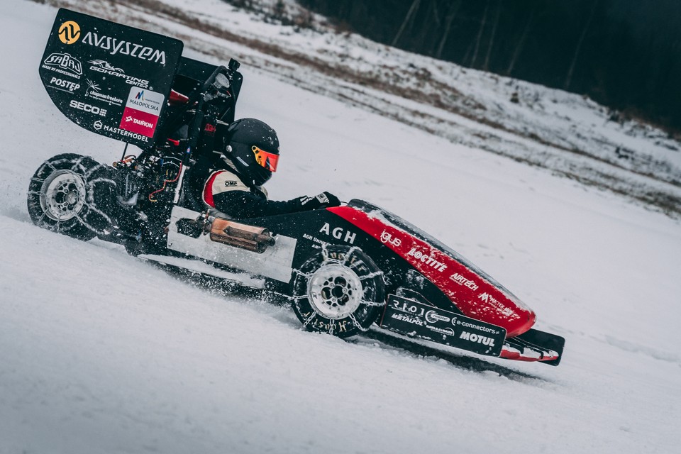 Bolid AGH Racing podczas zmagań na stoku narciarskim w Harbutowicach