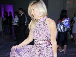 Takiej jeszcze jej nie widzieliśmy! Monika Olejnik złapała niezłą fazę na pokazie Roberta Kupisza. FOTO