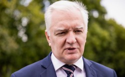 Gowin krytykuje władze: Rząd uderza w polski interes narodowy