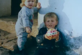 Čuvao je ovce i preživljavao sa 300 dinara dnevno, a sad nosi SAT OD 80.000 EVRA: Neuhranjeni dečak sa slike danas je jedan od NAJBOGATIJIH LJUDI NA BALKANU