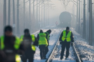 Wykoleił się pociąg na Mazowszu. Wagony wciąż leżą poza torami. Kiedy je wyciągną?