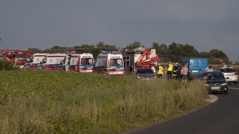 Autobus wpadł do rowu. Jest kilkunastu rannych