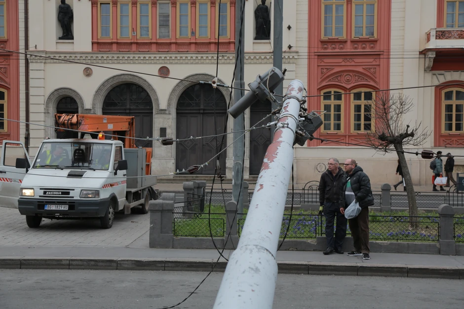 Radi se na uklanjanju bandere da bi se osposobio trolejbuski saobraćaj