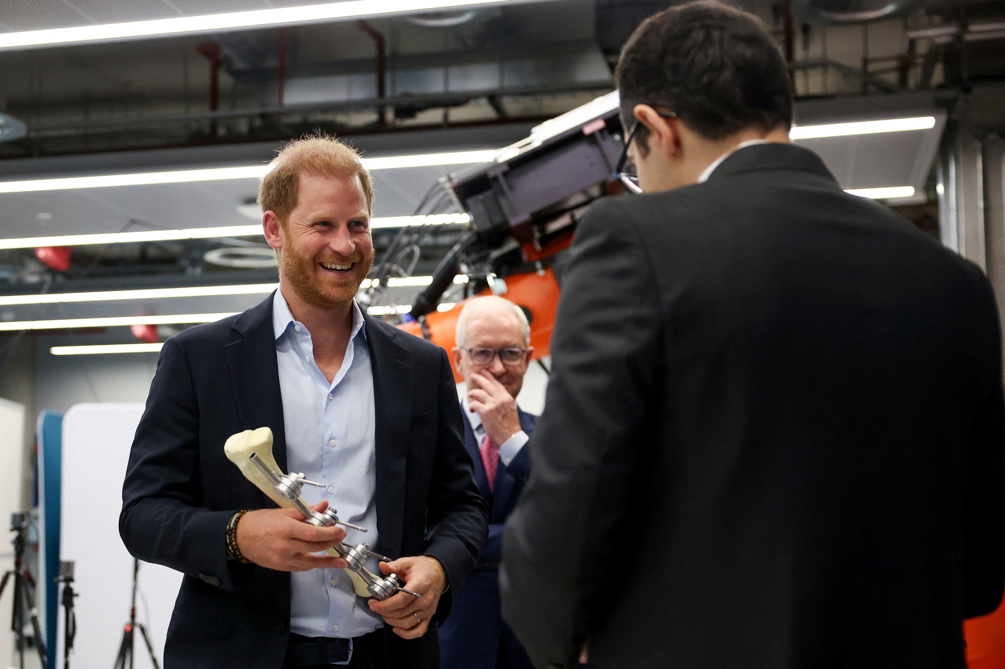 Britský princ Harry pri odchode po návšteve Centra pre štúdium poranení výbuchom na Imperial College v Londýne.