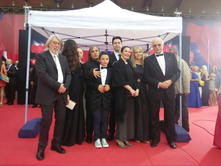 Tepih: Goran Radovanović i ekipa njegovog filma u društvu Nikite Mihalkova na otvaranju festivala