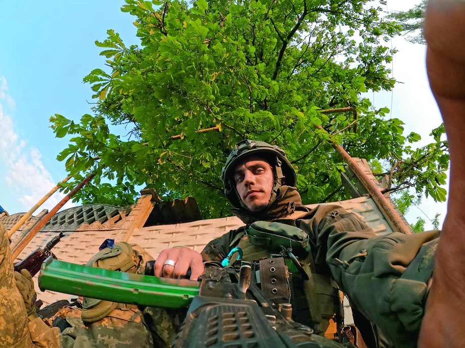 Kaunov służy obecnie w wywiadzie sił powietrznych. Wcześniej był w piechocie, ale został ranny podczas ataku śmigłowca na linii frontu.