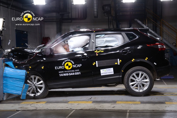 Nissan qashqai - najbezpieczniejszy mały samochód rodzinny 2014 wg Euro NCAP