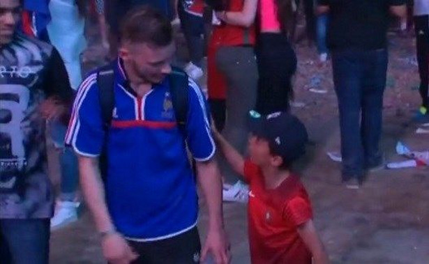 Mały Portugalczyk pocieszał Francuza płaczącego po finale Euro 2016 [WIDEO]