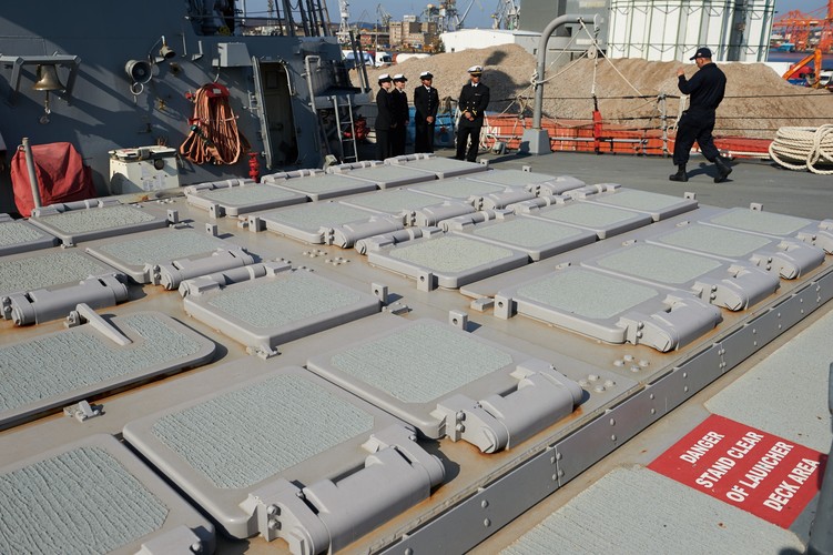 Wyrzutnie rakiet systemu VLS na pokładzie amerykańskiego niszczyciela USS Donald Cook, który zacumował w porcie w Gdyni
<br><br> fot. (aw/kru) PAP/Adam Warżawa