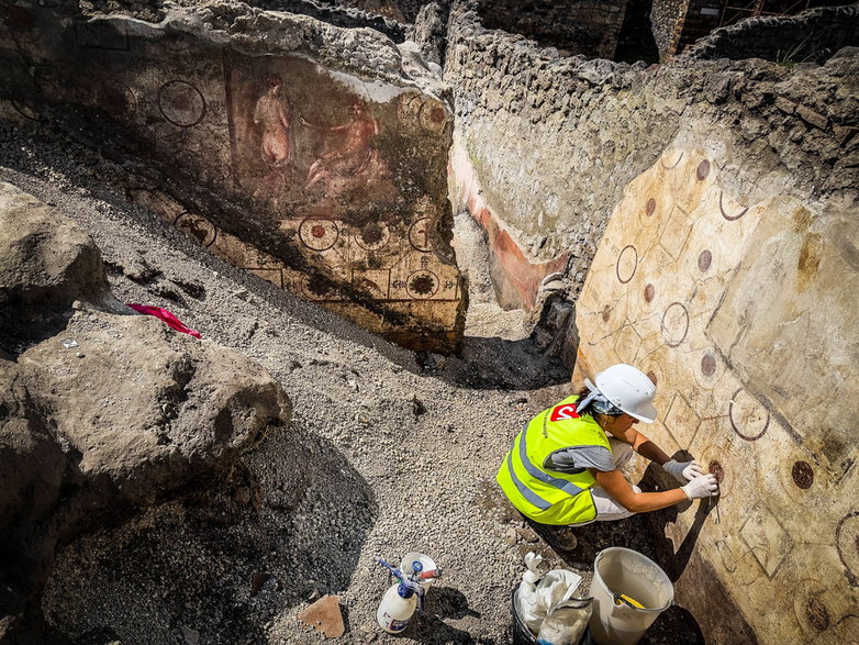 Freski na ścianach odkryte w Pompejach