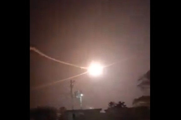 (VIDEO) BITKA NAD BITKAMA NA NEBU! Širi se snimak DIREKTNOG SUKOBA sukoba Irana i Amerike u akciji spasavanja pilota