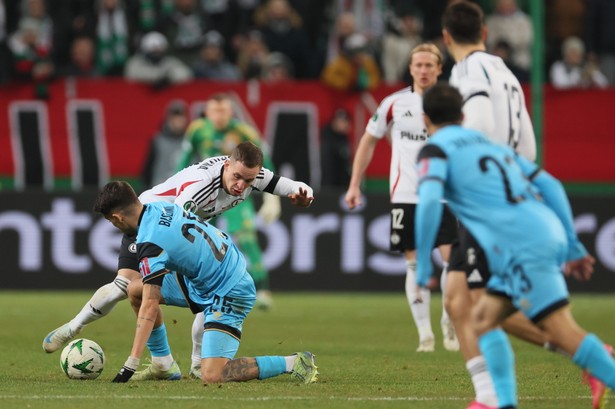 Zawodnik Legii Warszawa Kacper Chodyna (L-tył) i Uran Bislimi (L-przód) z FC Lugano podczas meczu fazy zasadniczej piłkarskiej Ligi Konferencji