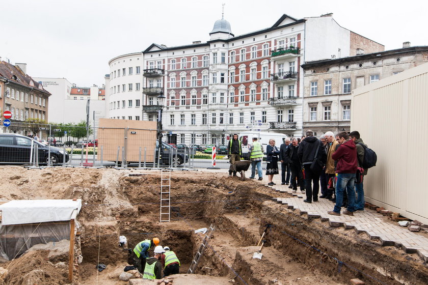 Wznawiaja badania archeologiczne na placu Kolegiackim