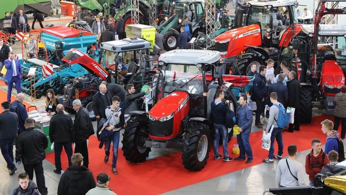 Już jutro w Targach Kielce rozpocznie się największa wystawa sprzętu i maszyn rolniczych AGROTECH. Obok 750 firm z całego świata wezmą w niej udział także organizatorzy akcji "Traktoriada". Zanim jednak zameldują się w halach wystawienniczych, już dziś wjadą na kielecki Rynek kultowym Ursusem C-328, którym zamierzają dojechać do Afryki.