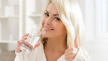 szklanka rano przed śniadaniem może pomóc obniżyć cukier. naukowcy sprawdzili ten prosty nawyk