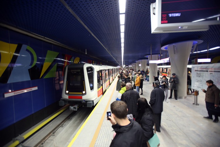 Szybkość, drożność i bezpieczeństwo - tym - zdaniem stołecznego ratusza - nowa linia metra będzie zdobywać pasażerów. Od wczoraj,mieszkańcy Warszawy mogą przejechać podziemną kolejką z Ronda Daszyńskiego na Dworzec Wileński w niecały kwadrans. Na zdjęciu: pasażerowie na Stacji Dworzec Wileński. <br><br> fot.  (mr) PAP/Leszek Szymański