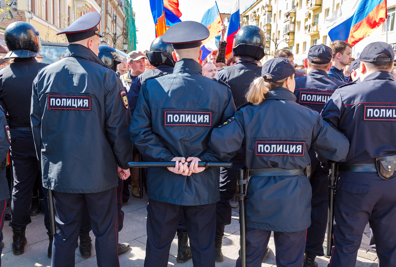 Policjanci blokują ulicę podczas wiecu protestacyjnego opozycji w rosyjskim mieście Samara, 5 maja 2018 r.