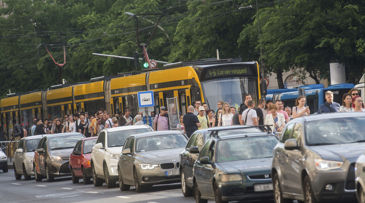 Változik a forgalmi rend a Ferenc körút és az Üllői út kereszteződésénél /Fotó: MTI/Balogh Zoltán