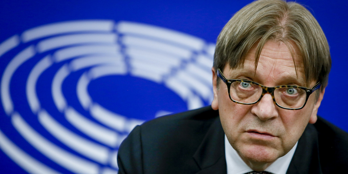 Guy Verhofstadt uważa, że strategia szczepień UE przeciw COVID-19 poniosła fiasko. 
