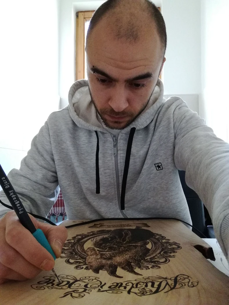 Pirografija je slikanje užarenom olovkom, predmetom sličnom lemilici, po drvetu i drugim materijalima