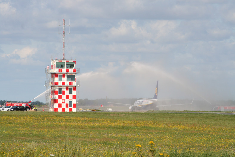 Boeing 737 Ryanaira po pierwszym lądowaniu w Modlinie w 2012 r. Na pierwszym planie kontenerowa wieża kontroli lotów