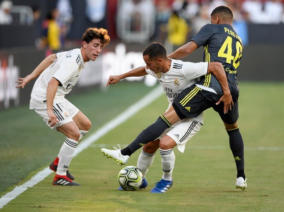 Mateus Pareira pokušava da uzme loptu Lukasu Vaskezu dok Odriozola (levo) prati duel