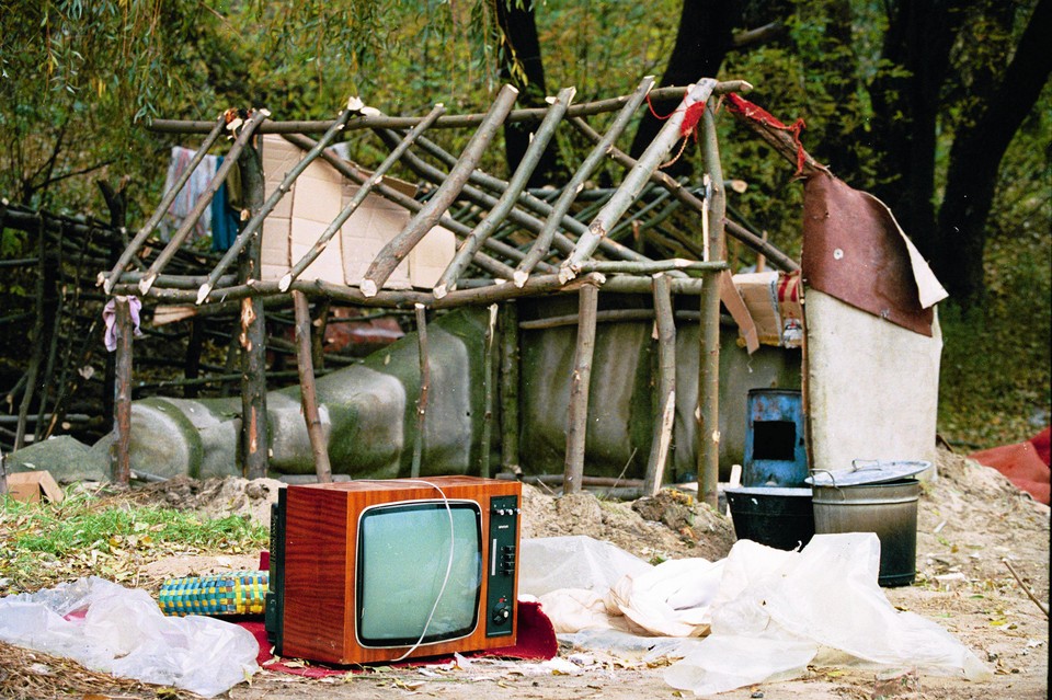 Obozowisko romskie nad Wisłą w Warszawie. Zdjęcie z października 1994 r.