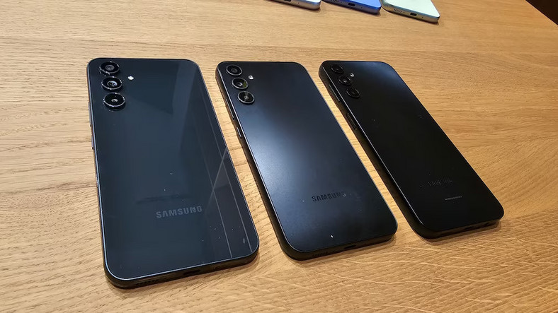 Tył Galaxy A54 (po lewej) jest wykonany z gładkiego szkła, A34 z matowego plastiku, a A14 z teksturowanego plastiku
