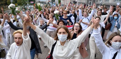 Czy kobiety obalą Łukaszenkę? Ubrane na biało Białorusinki chcą powstrzymać przemoc na ulicach