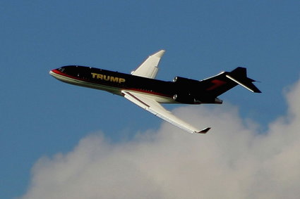 Trump przesiada się do Air Force One z samolotu wartego 100 milionów dolarów