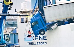 Incydent na promie. Ciężarówka zwisała z pokładu...