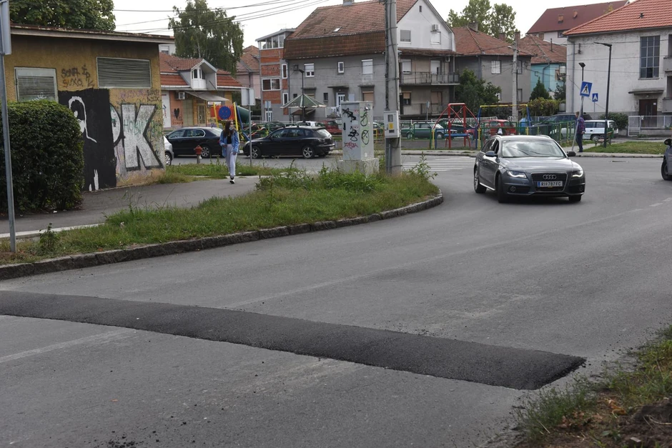 Sveže postavljeni ležeći policajac 