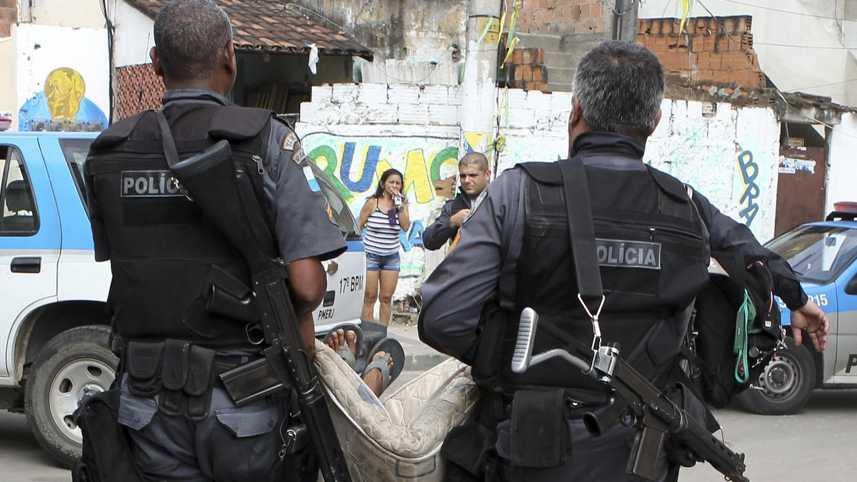 Brazylijska policja przeprowadziła w środę kolejną, zakrojona na szeroką skalę, operację przeciwko przestępczym gangom w dzielnicach nędzy Rio de Janeiro, które pozostają pod ich całkowitą kontrolą. Podczas starć z przestępcami 14 osób poniosło śmierć. Policja zatrzymała 25 bandytów. 2 policjantów zostało niegroźnie rannych.