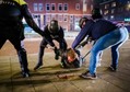 Policja zatrzymuje demonstranta w Rotterdamie