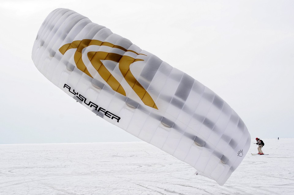 Snowkite na zamarzniętym Zalewie Wiślanym