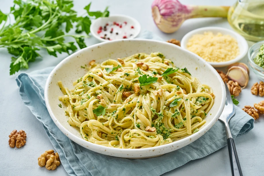 Makaron z pesto i orzechami włoskimi