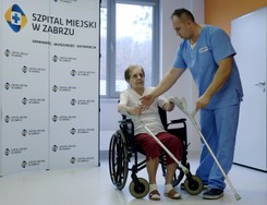 Lekarze wszczepili wydrukowaną protezę stawu. Jest sukces! Pani Bożena może chodzić