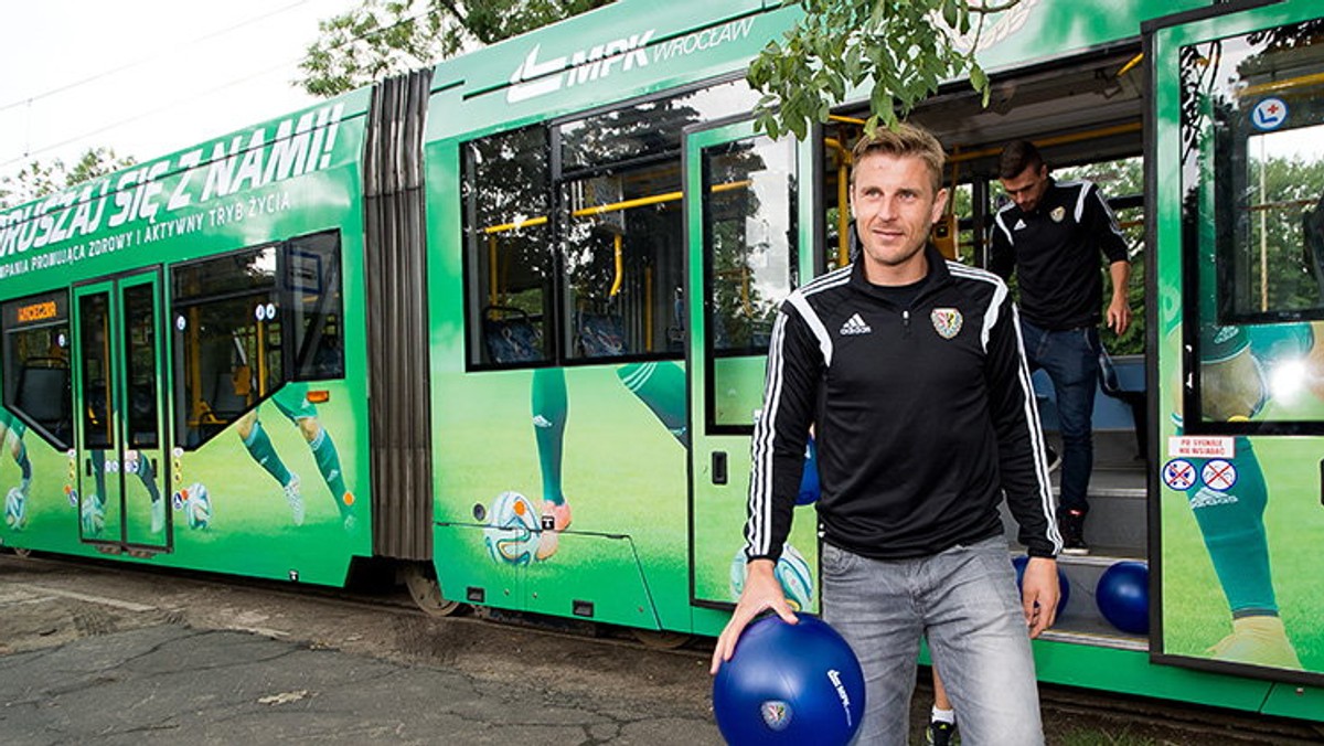 Od dziś w ramach akcji "Poruszaj się z nami" we wrocławskich tramwajach i autobusach będzie można spotkać piłkarzy Śląska Wrocław. Na osobę, która jako pierwsza wytropi wszystkich zawodników i zrobi im zdjęcia, czekają atrakcyjne nagrody – między innymi zaproszenie na profesjonalny trening.