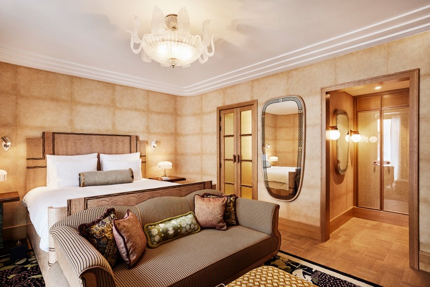 … und plakativen Textilien gearbeitet.