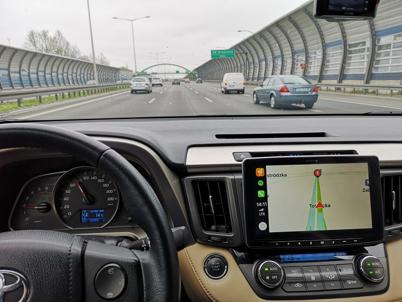 NaviExpert w trybie Apple CarPlay