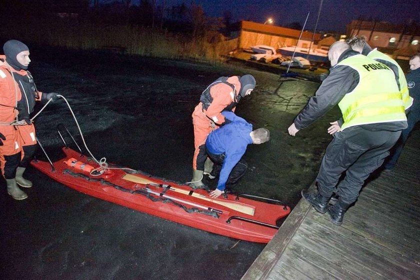 Uciekał przed strażakami po kruchym lodzie