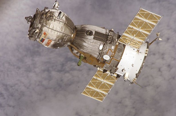 Związek Socjalistycznych Republik Radzieckich był pierwszym krajem, który wystrzelił w kosmos sztucznego satelitę. Jego nazwa – Sputnik 1 – po polsku oznacza podróżnika. Satelita został wystrzelony 4 października 1957 r., to wydarzenie uznaje się za początek ery kosmosu. Wynalazek umożliwił zbadanie gęstości atmosfery. Sputnik 1 dostarczył też informacji o dystrybucji sygnału radiowego w jonosferze, zbierał także dane o meteoroidach. Do ubiegłego roku Rosja wystrzeliła w kosmos ponad 1450 sztucznych satelitów, Stany Zjednoczone ponad 1110, a Polska… dwa.