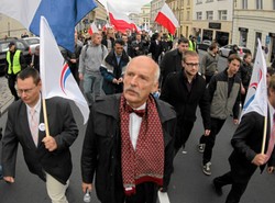 Awans z kanapy? Partia Korwin-Mikkego przekroczyła próg. SONDAŻ