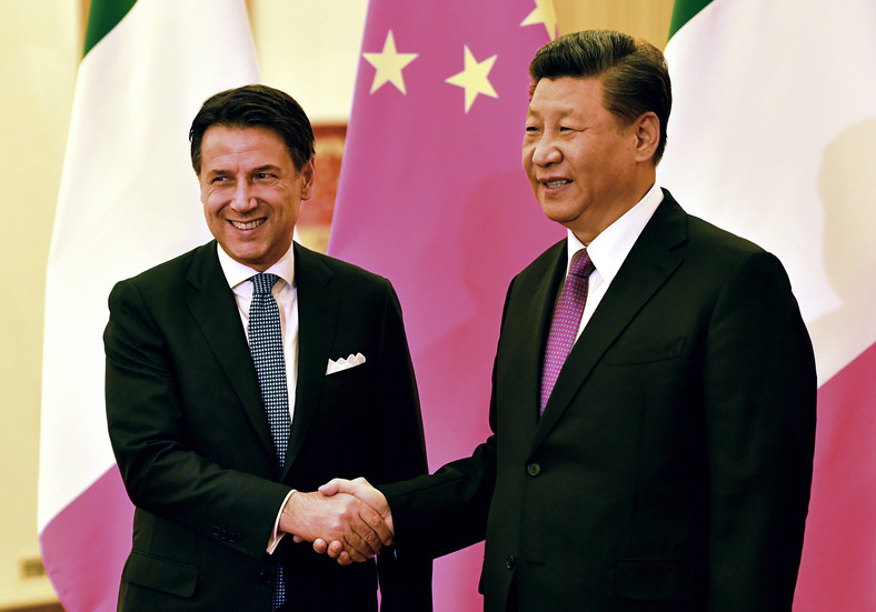 Ówczesny premier Włoch Giuseppe Conte (lewa) i przewodniczący Xi Jinping (prawa), 2019 r.