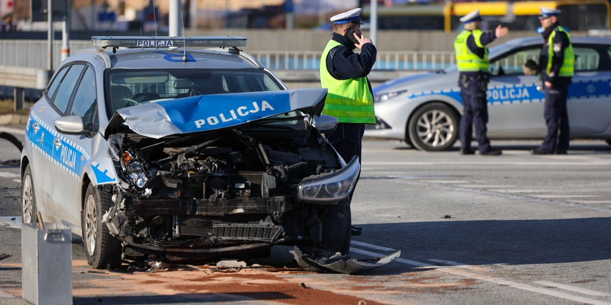 Policjanci jechali do wypadku. Uderzyli w bmw