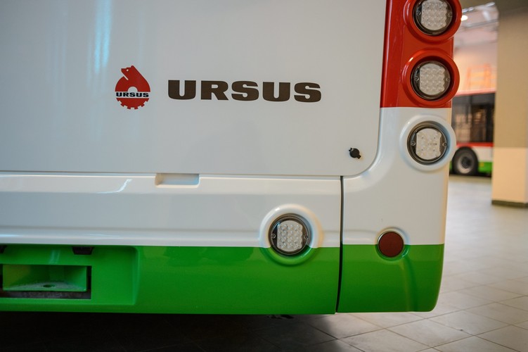 Lubelski autobus Ursus napędzany jest silnikami o mocy 150 kW umieszczonymi w piastach kół osi tylnych. <br><br>. (mgo) PAP/Wojciech Pacewicz