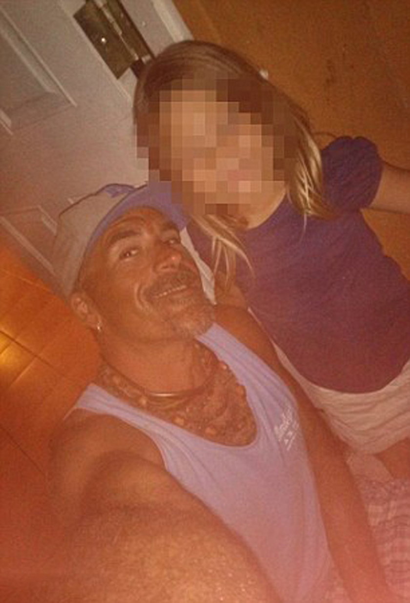 Tatuś dawał córeczkom kokainę, żeby chodziły do szkoły