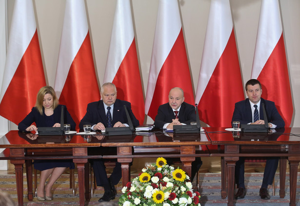 Sekretarz stanu w Kancelarii Prezydenta RP Maciej Łopiński, prezes Narodowego Banku Polskiego Adam Glapiński, mec. Aneta Frań-Adamek z Biura Prawa i Ustroju i zastępca dyrektora Biura do Spraw Narodowej Rady Rozwoju Przemysław Bryksa w Belwederze podczas konferencji prasowej, na której przedstawiono projekt tzw. ustawy frankowej.