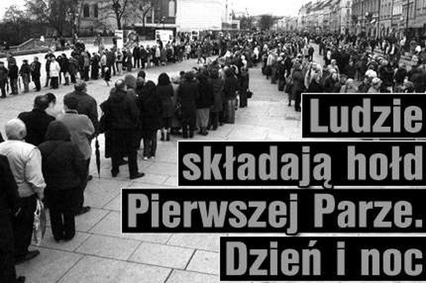 Kolejka ludzi ustawia się do prezydenta