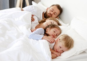 Deca koja spavaju sa roditeljima razvijaju ove osobine